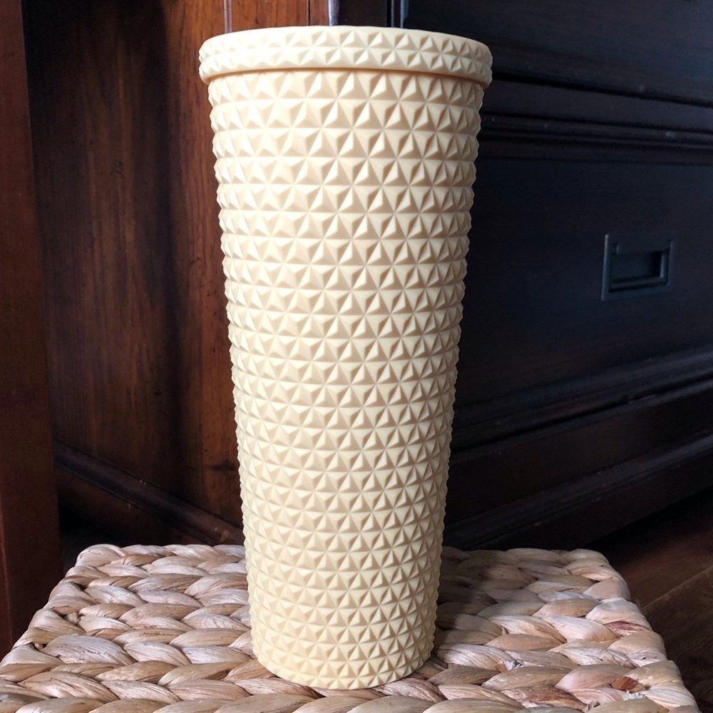 Light yellow diamond studded tumbler with lid